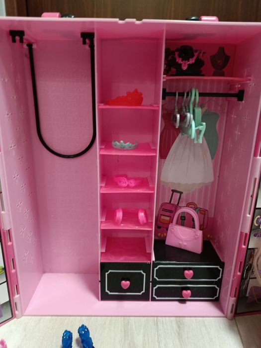 Zestaw lalek Barbie z szafą i akcesoriami