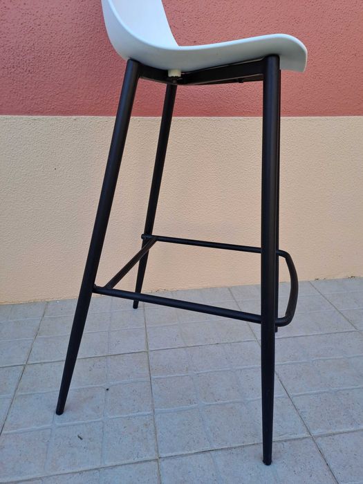 Cadeira alta assento branco pés pretos