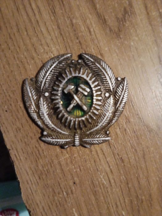 Два різних значка ссср