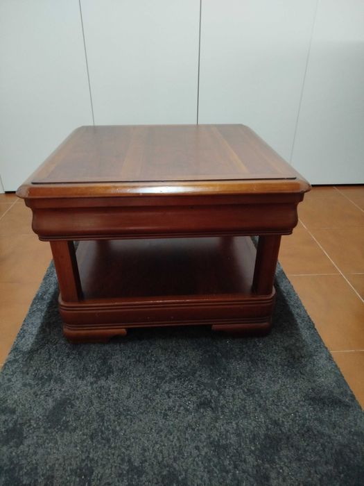 Mesa de sala com gaveta