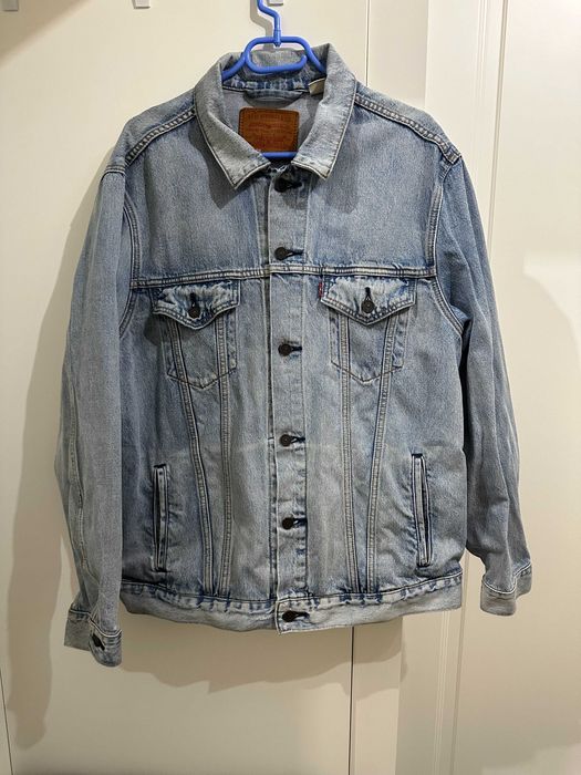 Продам джинсову куртrу Levis, світло голуба розмір XL