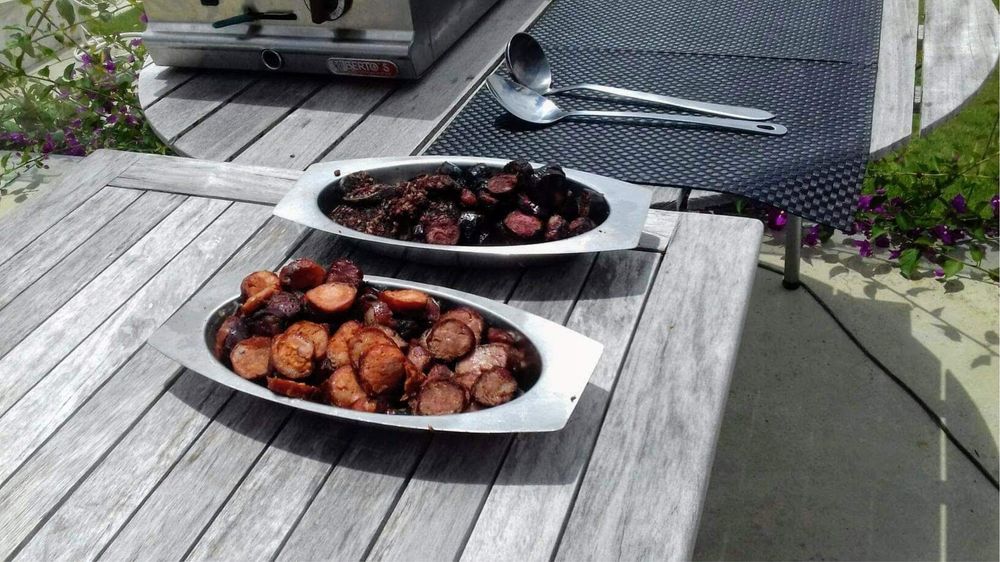 Porco no espeto, espetadas gigantes, grelhados e outras opções