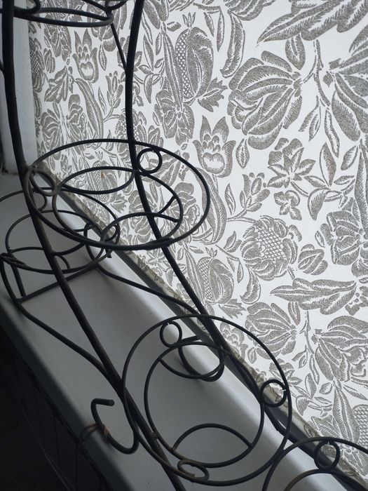 Кованая подставка для цветов на подоконник