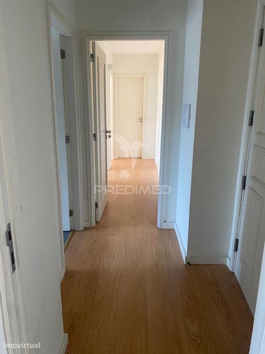 Arrenda-se T2 remodelado com garagem em Montes Burgos