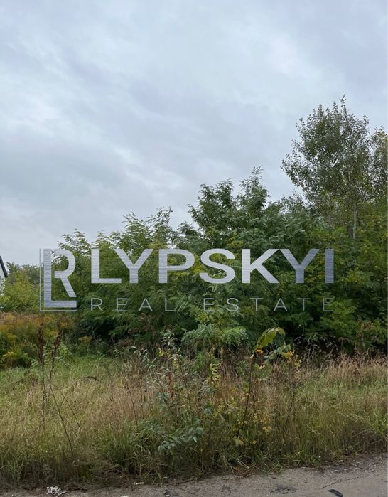 Рівна ділянка в затишному місці