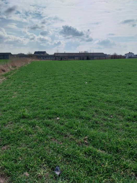 Sprzedam działke z budynkami