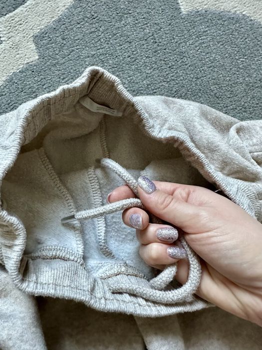 Beżowe spodnie dresy szerokie Zara