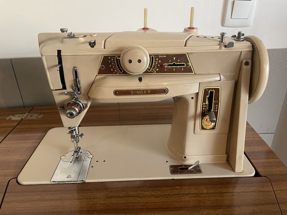 Máquina de costura Singer de 1961. Vários pontos e a trabalhar
