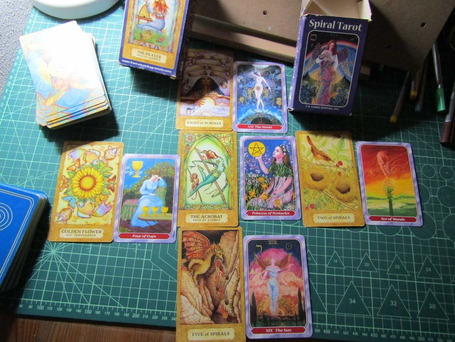 Chrysalis Tarot e Spiral Tarot: dois baralhos de tarot usados. Lindos!