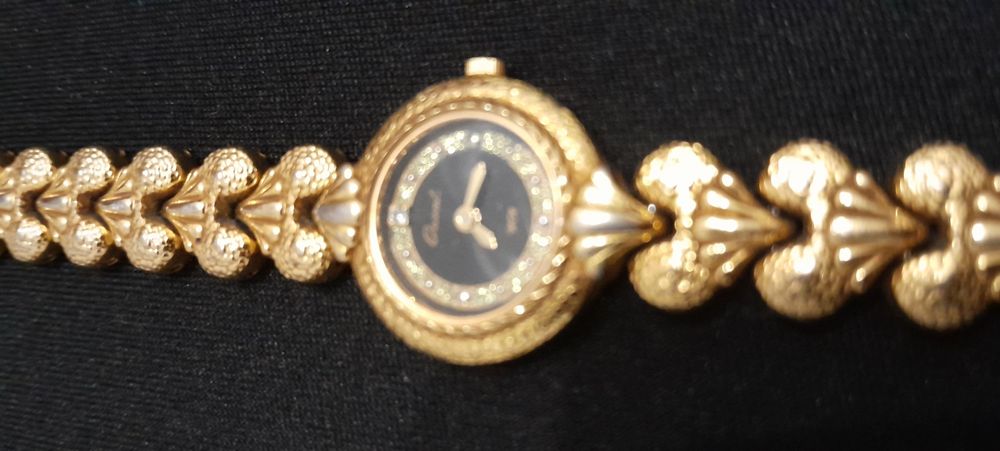 Relógio de senhora de corda muito ilegante.