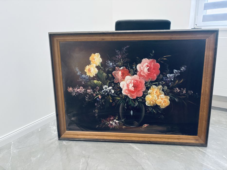 Obraz z elementami kwiatow z drewniana rama .