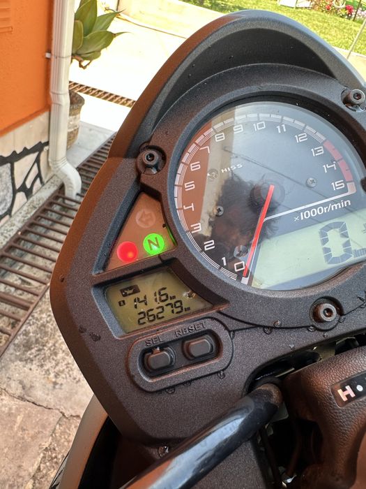Hornet 2009 PC41 75kW apenas  26000 km