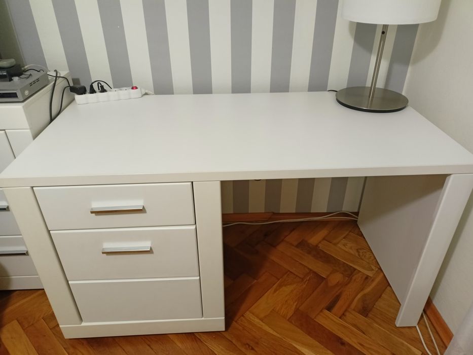 Białe biurko w bardzo dobrym stanie