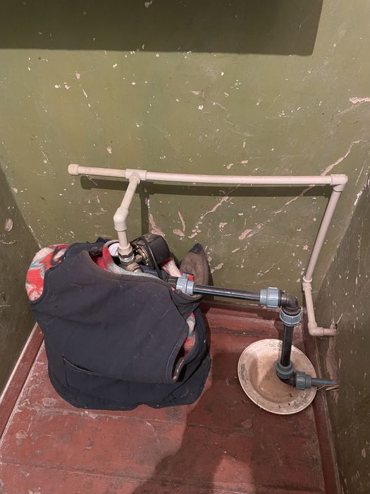 Добротна садиба , індивідуальне опалення , велика ділянка