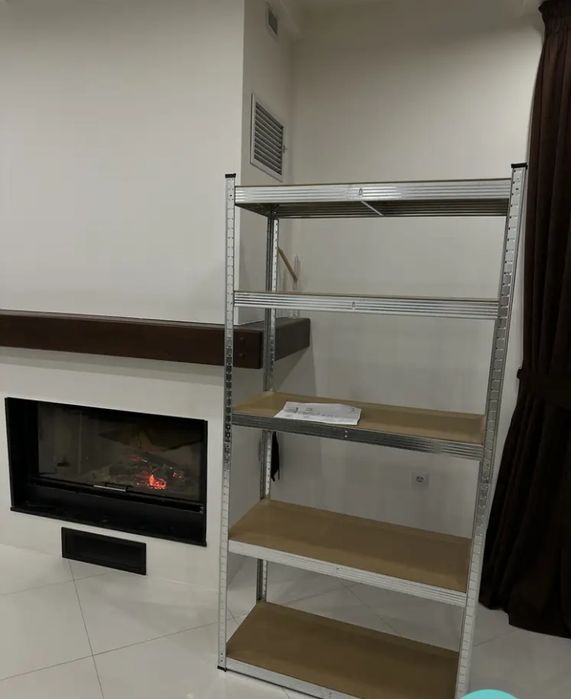 Міцний, металевий стелаж