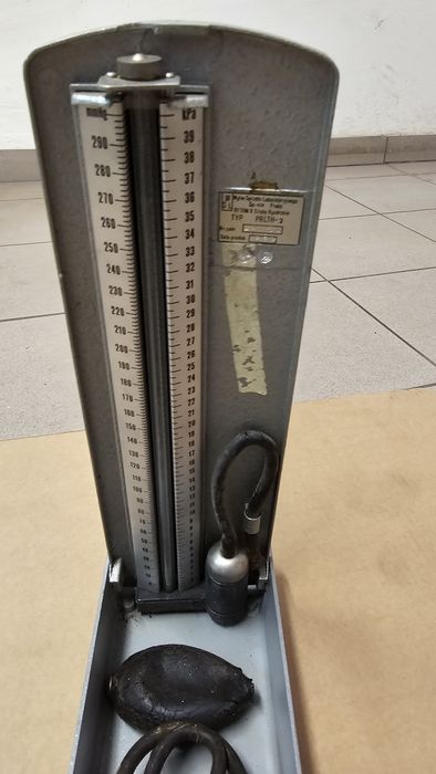 ciśnieniomierz PRLTH-2 z 1985 roku.