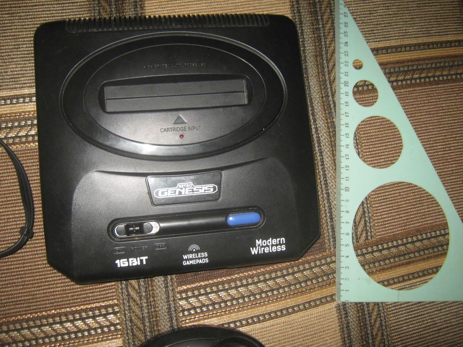 Приставка Genesis с беспроводным джойстиком и флэш-памятью.Рабочая.