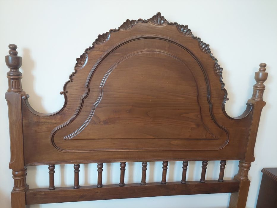 Cama de casal + duas mesinhas de cabeceira + cómoda + espelho