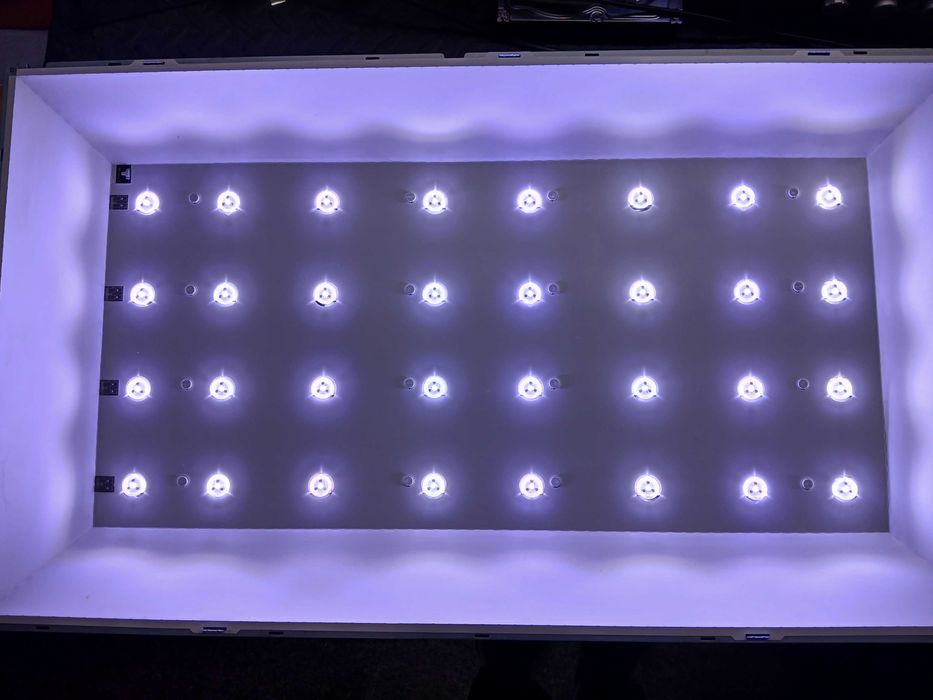 PEÇAS - TV LED 32" - Samsung UE32EH4000W - com Ecrã Danificado!!