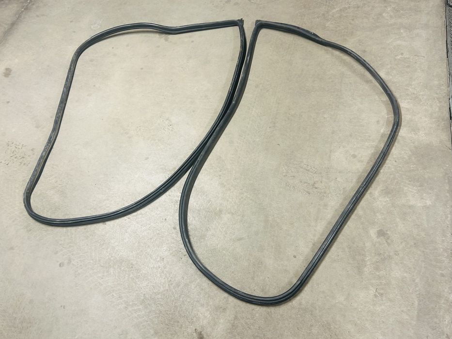 BMW E81 E82 Uszczelki Drzwi Lewa Prawa Klapa Bagażnika - cena za kompl