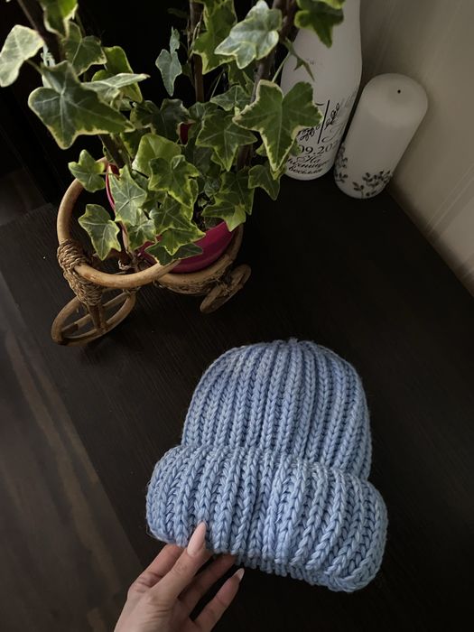 Продам вʼязану теплу шапулю. Ніжно блакитного кольору. Нова