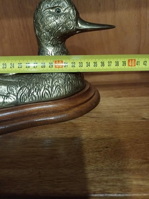 Base em madeira com pato em latão  usado como despeja bolsos