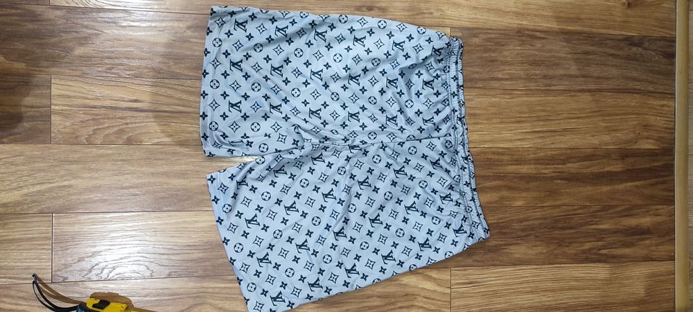 Nowe w opakowaniu spodenki Louis Vuitton rozm L wymiary na fotkach