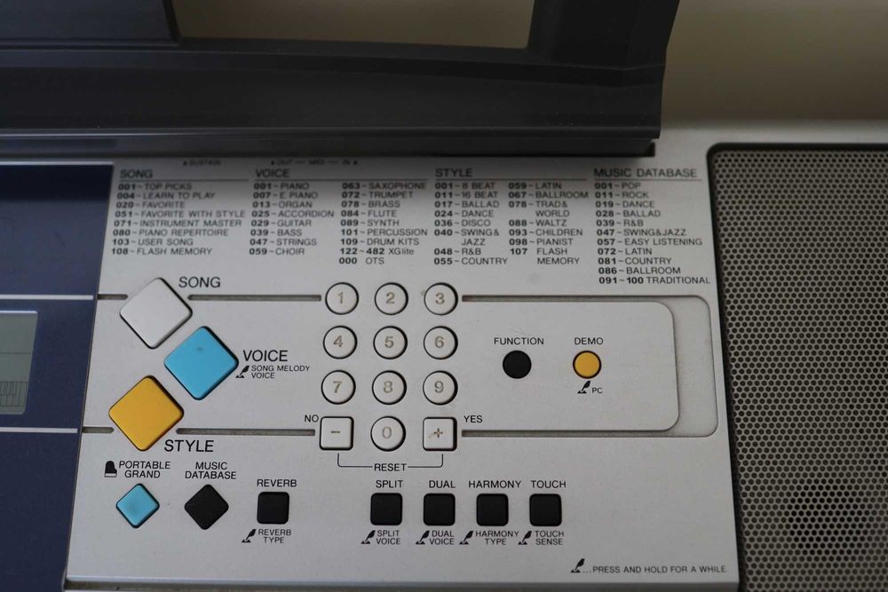 Teclado eletrónico Yamaha E323 | Teclado com suporte + Banco de piano