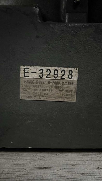 Robot przemysłowy FANUC R-2000iB 100P, R-2000iB 165F plus szafy