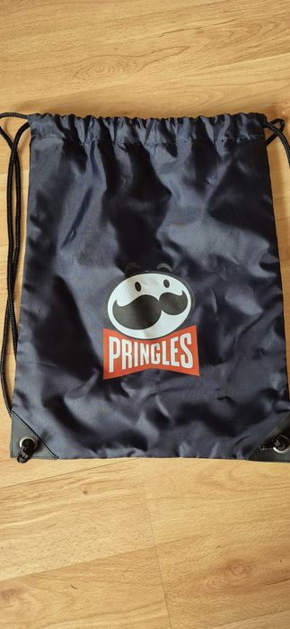 Worek ma zmienne obuwie. Pringles.