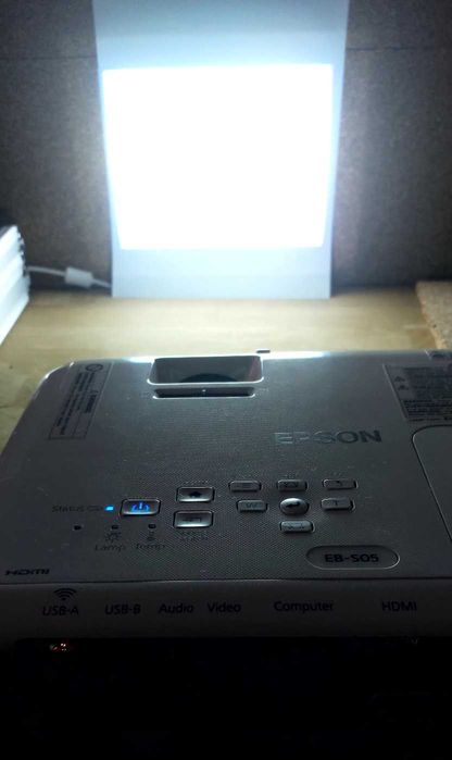Epson EB-S05 - Usado