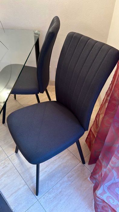 Mesa em vidro + 4 cadeiras estofadas – conjunto completo