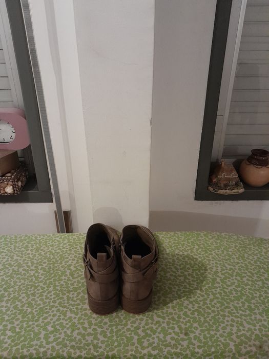 Vendo Botas de Senhora BERSHKA muito bonitas como novas