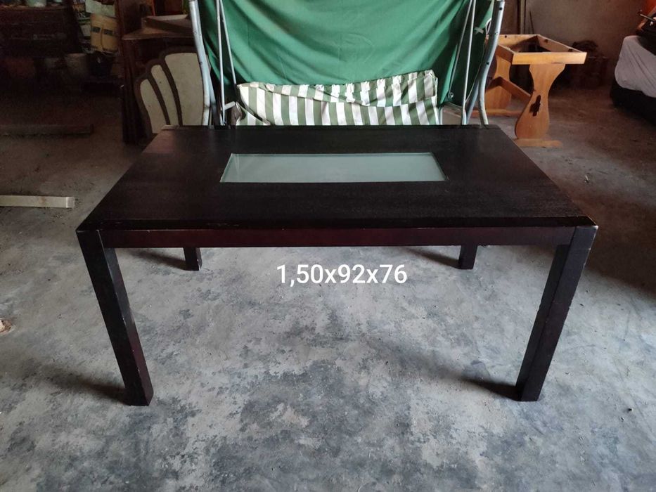 Mesa de jantar em madeira