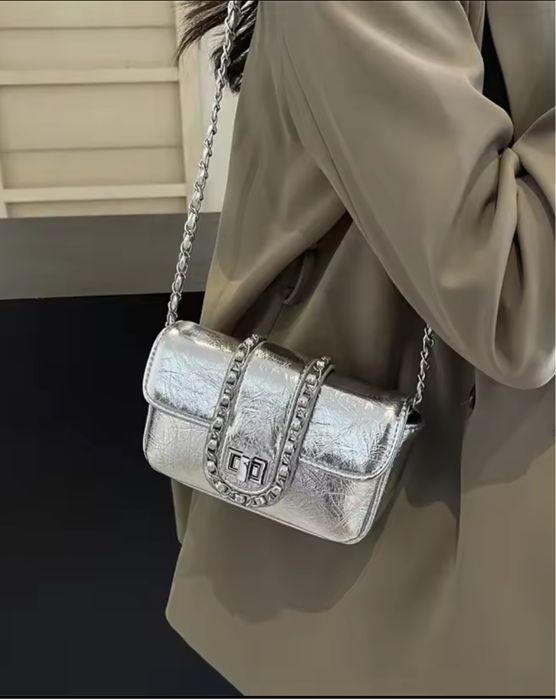 Torebka srebrna , mała, elegancka .