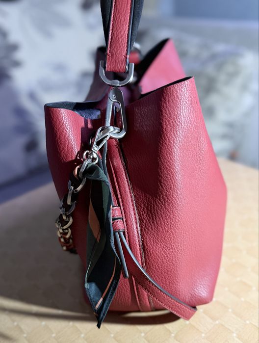 Червона сумка Calvin Klein