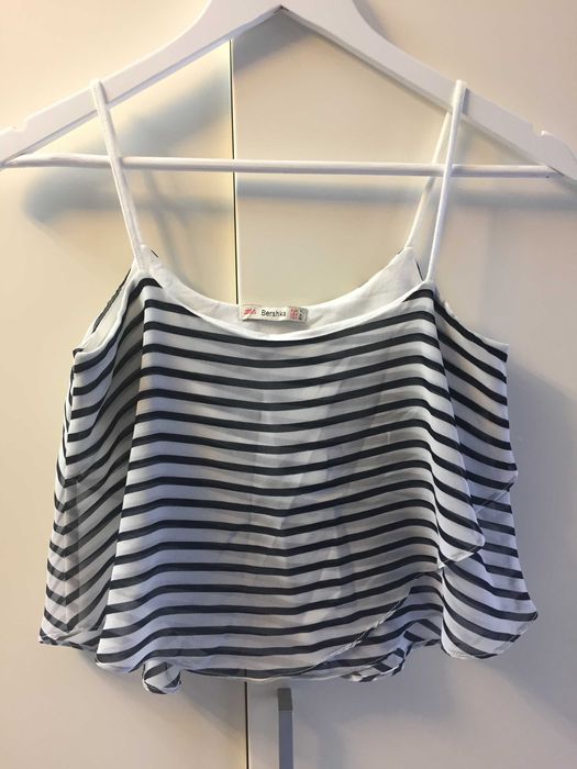 Conjunto calça branca stradivarius e top às riscas