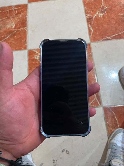 iPhone 13 bateria 86 vendo ou troco a parte de trás é €40 e só tem um bocado rachado à frente de resto não tem mais nada