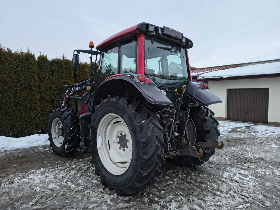 Valtra N101 z tuzem i ladowaczem