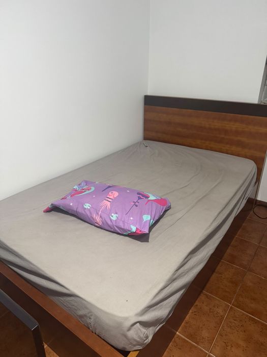 Cama com  colchao e estrado