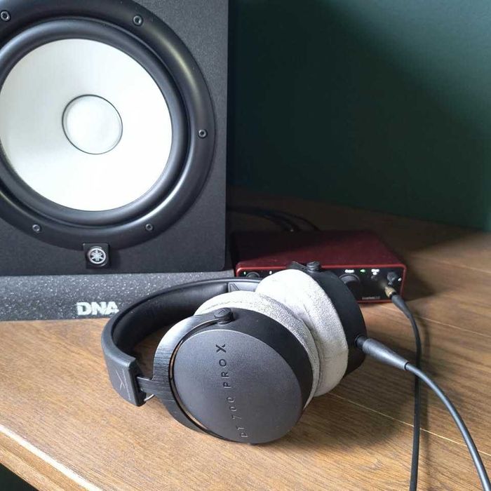Yamaha hs 8 Focusrite 2i2 4gen Bayerdynamic ft 700 Pro X