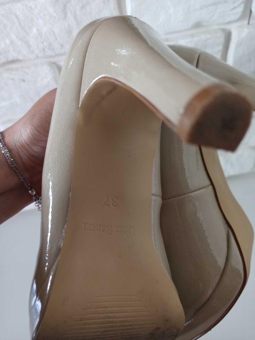 Lakierowane buty na obcasie nude rozm. 37