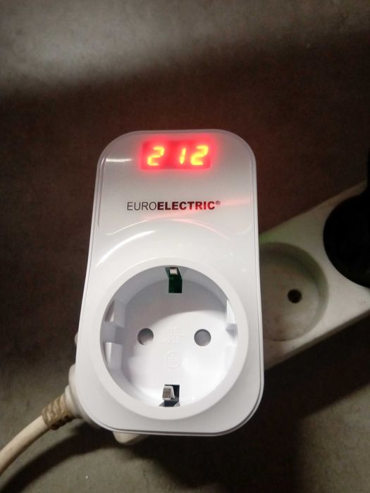 Реле напряжения в розетку 16 А, 3500 Вт.