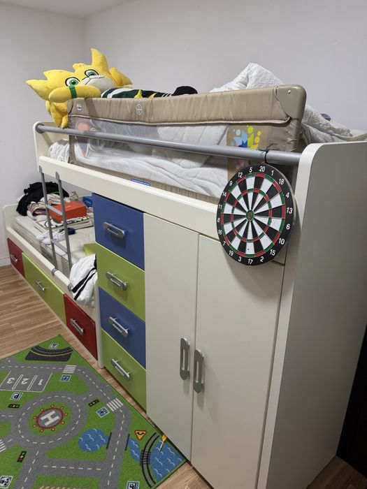Cama beliche com muita arrumação