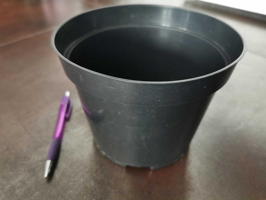 Doniczka czarna śr 17cm & w 13cm - 2L