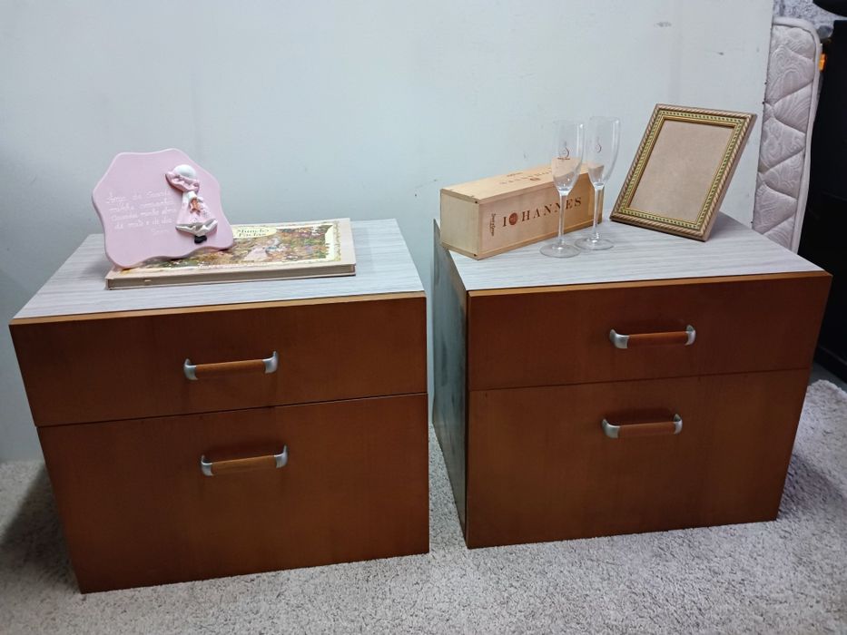 Par de mesinhas de cabeceira / camiseiro, medidas:60/42cm/50cm altura.