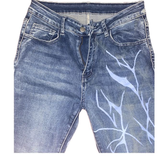 Джинсы в стиле Y2K / grunge street с элементами tribal aesthetics.