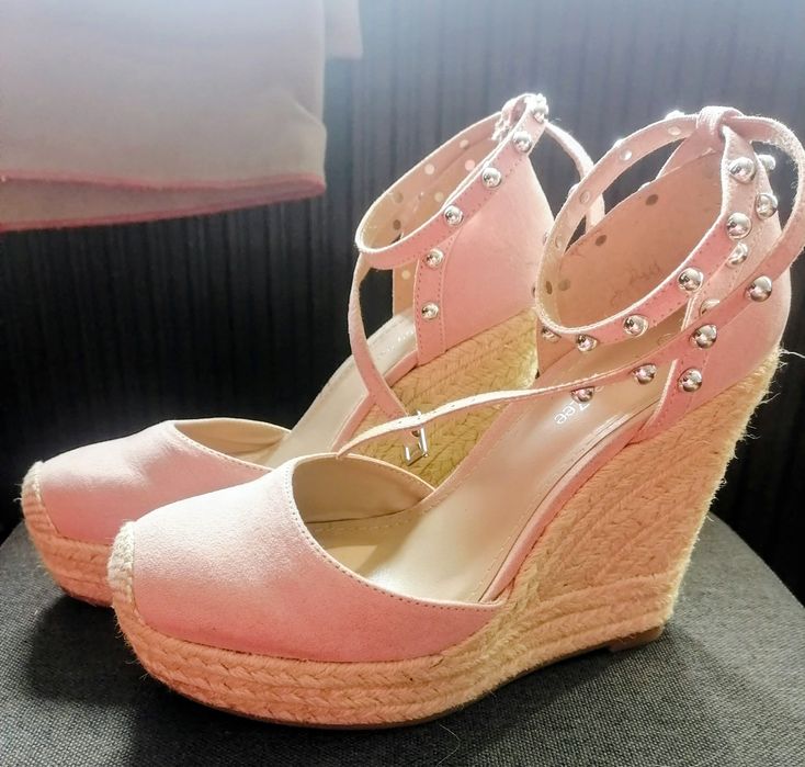 Sprzedam piękne i bardzo wygodne sandały na koturnie marki DeeZee