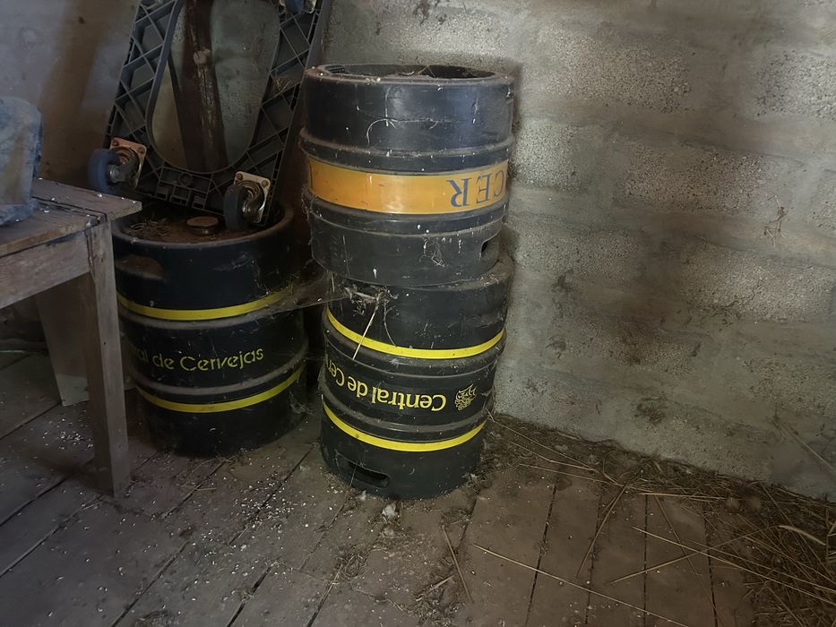 Escadas, barris e bidons