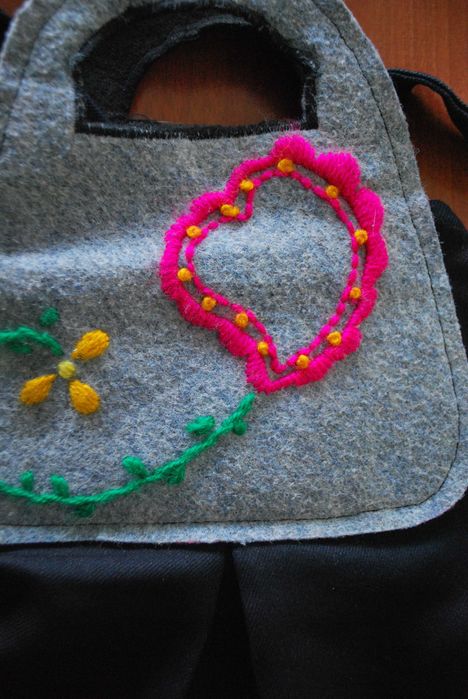Bolsa Senhora em Pano e Bordada À Mão